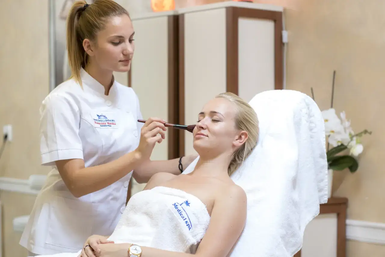 Zapomnij o bazie! Pielęgnacja to klucz do trwałego makijażu