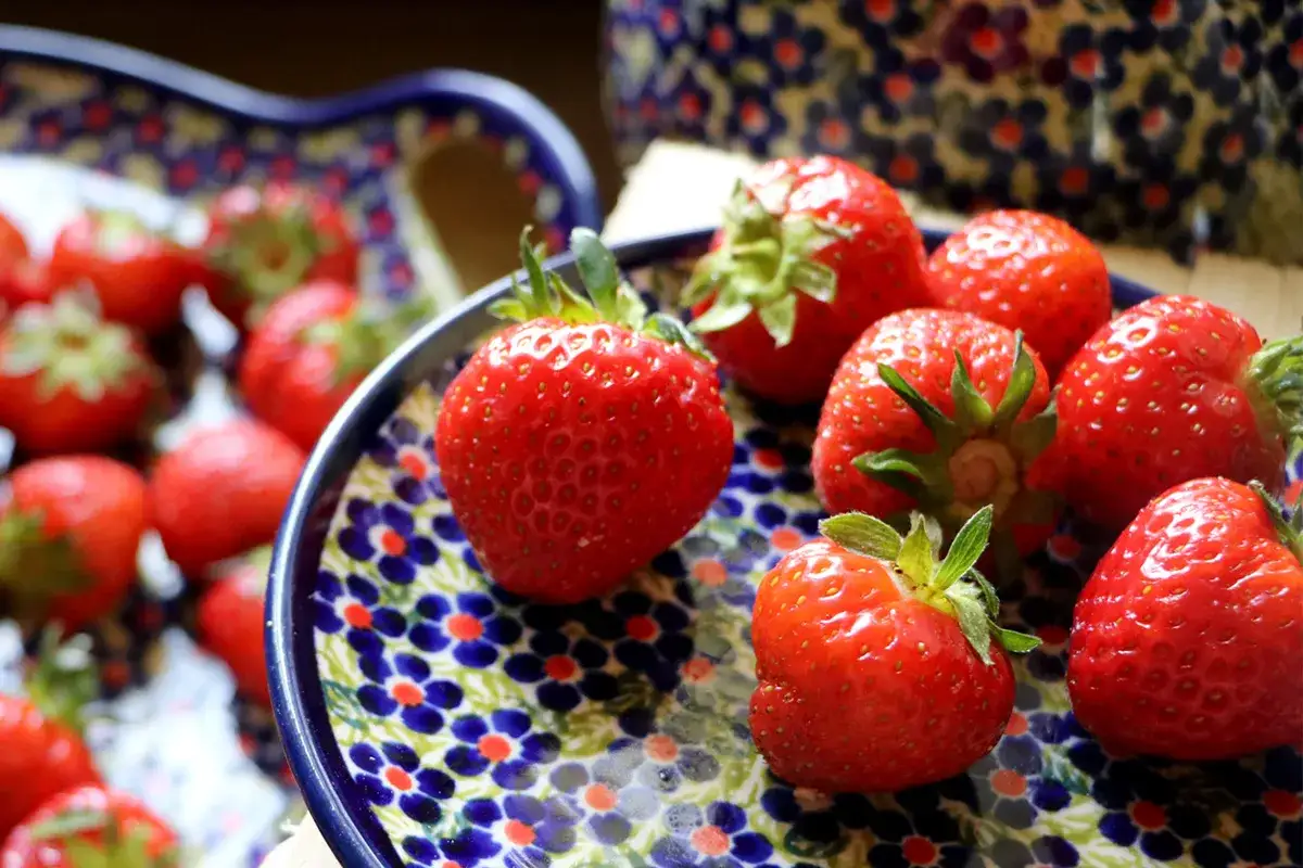 Jak podać owoce na stół, aby zachwycić gości i uniknąć nudnych aranżacji