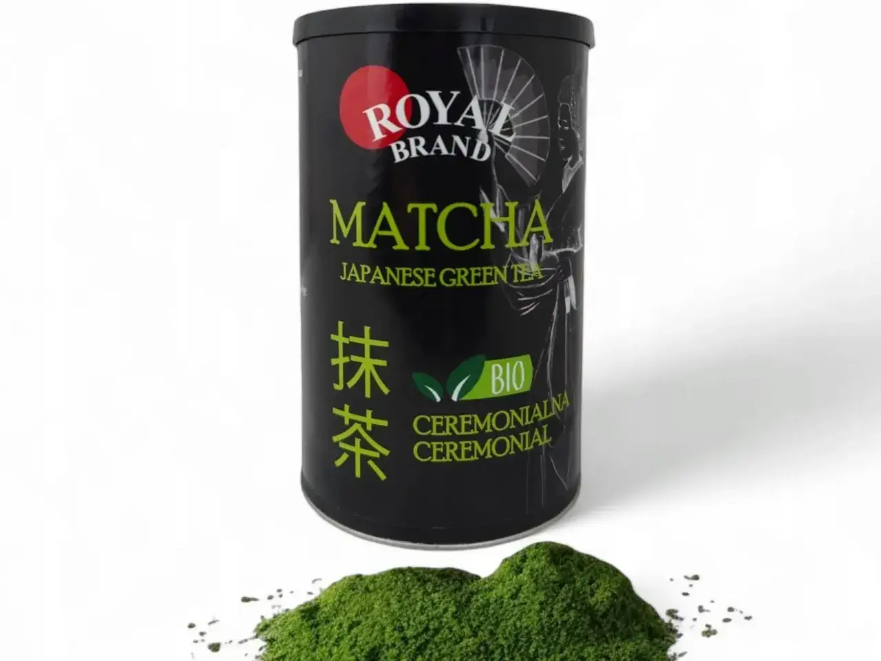 Czarna puszka z zieloną herbatą matcha Royal Brand, obok garść proszku matcha.