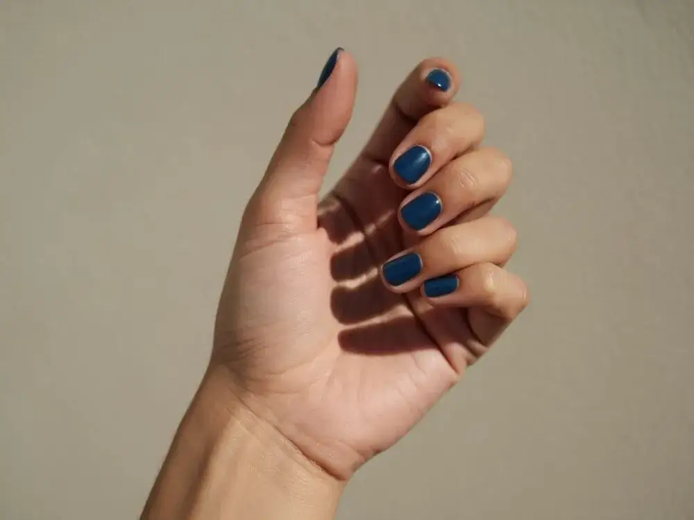 Niebieskie paznokcie: Modny trend czy objaw niedotlenienia?