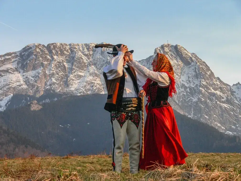 Jak wygląda strój góralski damski? Poznaj jego wyjątkowe elementy i materiały.