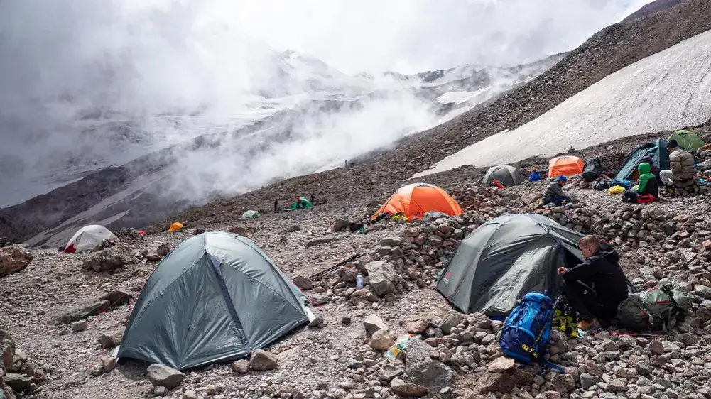 Czy w namiocie podczas burzy jest bezpiecznie? Zagrożenia i porady, jak przetrwać