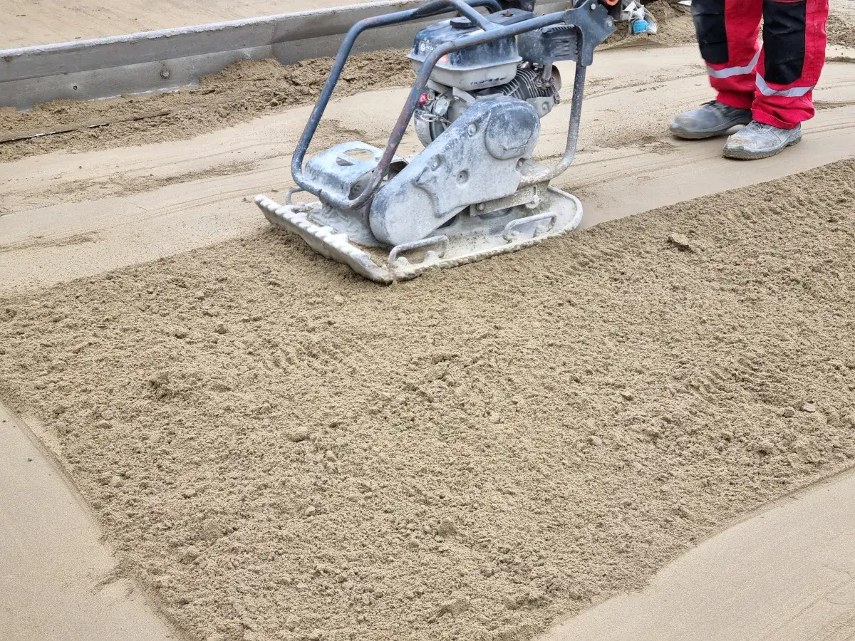 Piasek czy żwir pod kostkę: co wybrać, aby uniknąć problemów?