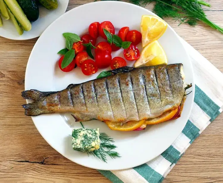 Jak przygotować pstrąga z grilla, aby był idealnie soczysty?