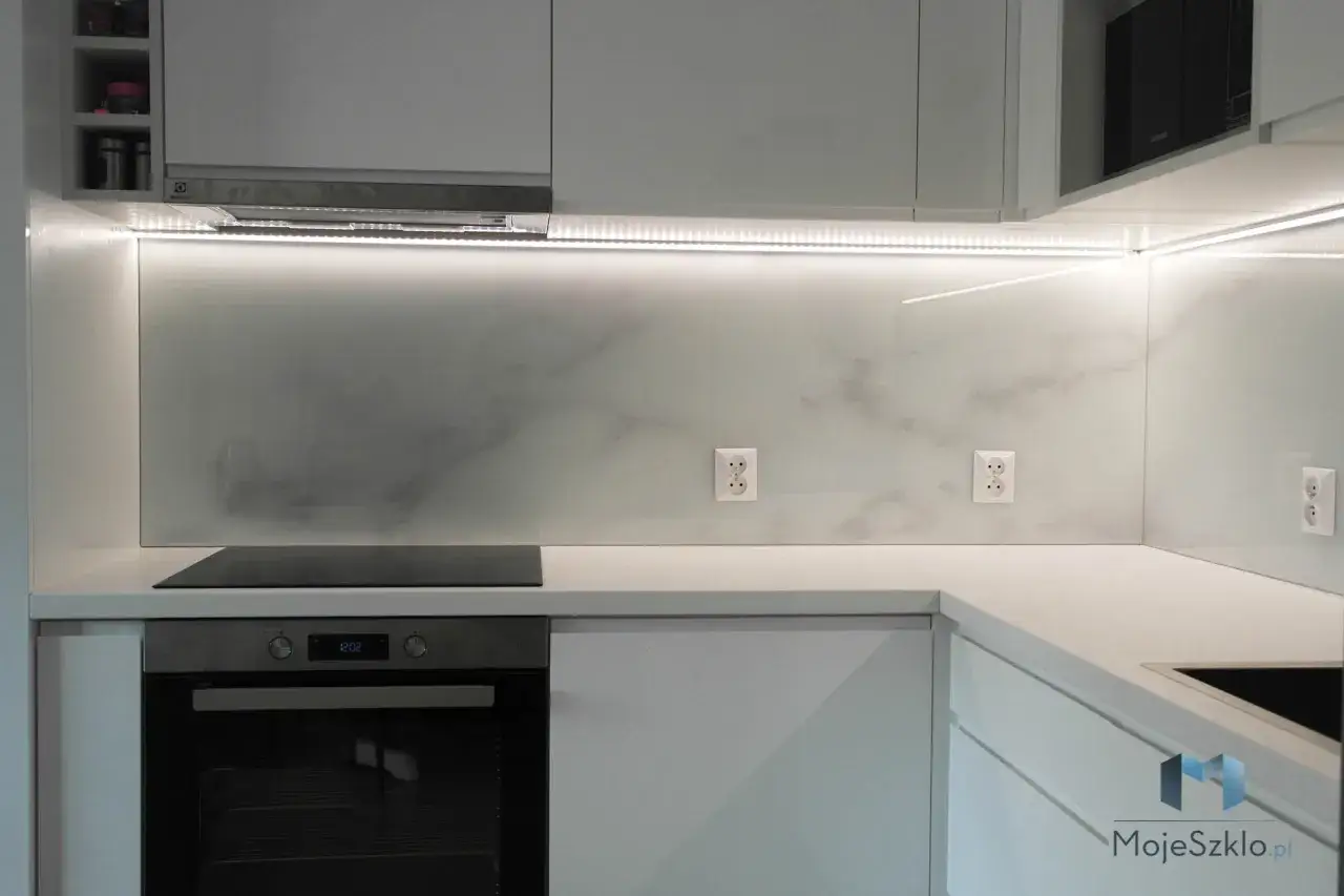 Szkło w kuchni: Ile kosztuje? Uniknij ukrytych opłat!