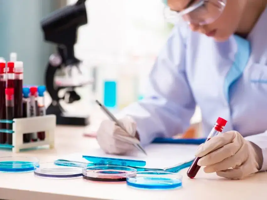 Co robi lekarz hematolog? Ważne informacje o diagnozowaniu chorób krwi