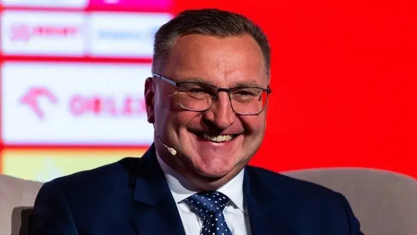 Ile zarabia Michniewicz? Zaskakujące fakty o jego pensji trenera