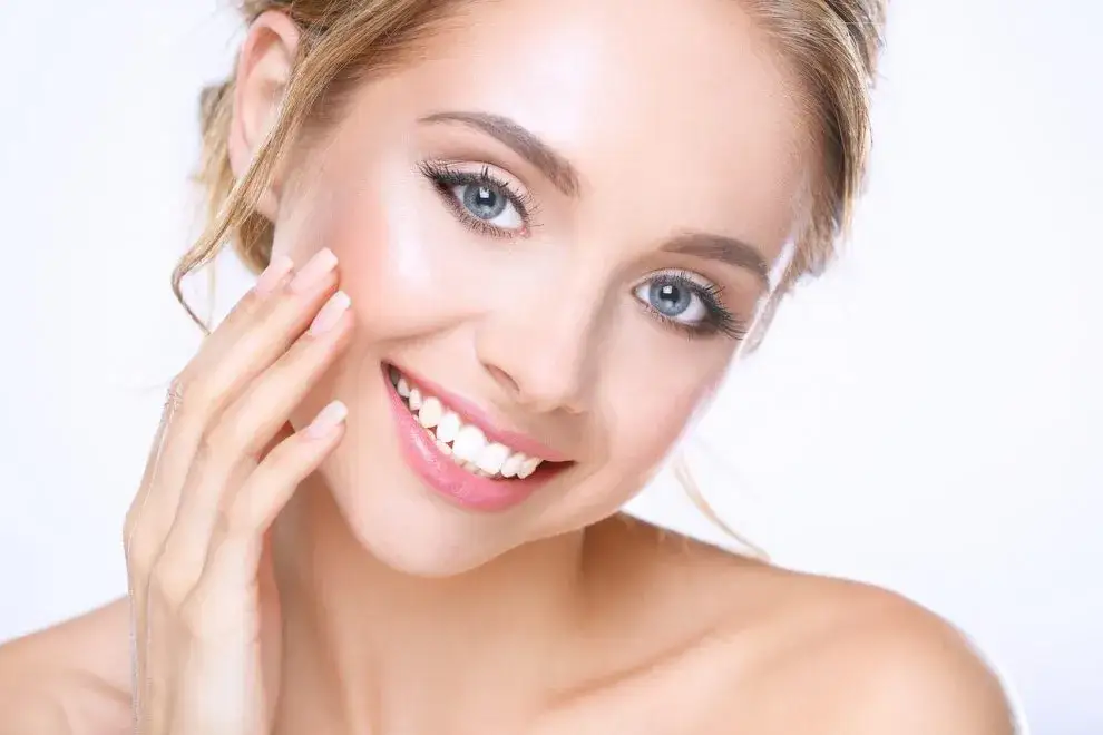 Jak rozświetlić cerę: 7 skutecznych sposobów na promienną skórę