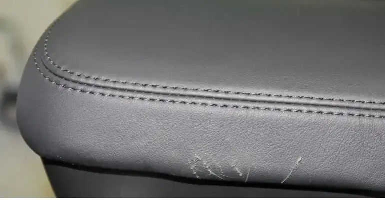 Jak usunąć zadrapania na skórzanej kanapie - skuteczne metody naprawy