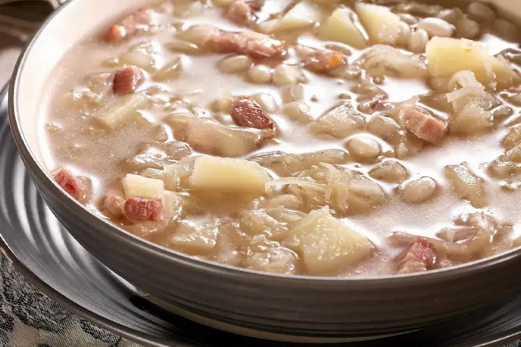 Co zjeść w Zakopanem? Odkryj najlepsze tradycyjne potrawy góralskie