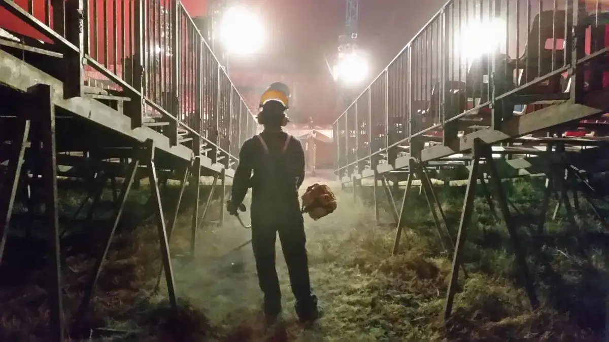 Ile kosztuje wyrównanie terenu pod trawnik? Poznaj ukryte wydatki