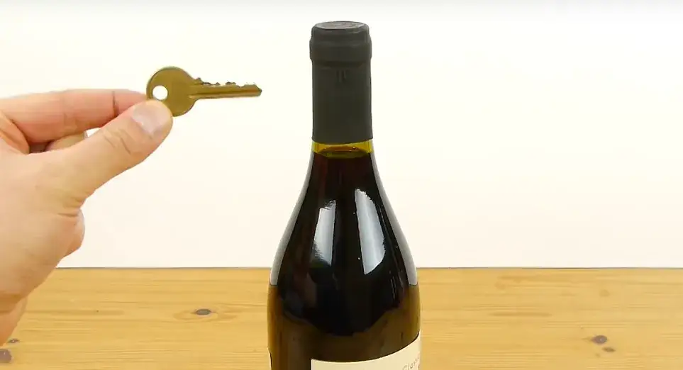 Jak otworzyć wino bez otwieracza? 5 skutecznych metod bezpiecznie