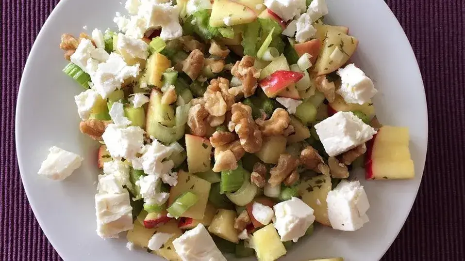 Apfel-Sellerie-Salat: Knackiger Klassiker & leichte Varianten