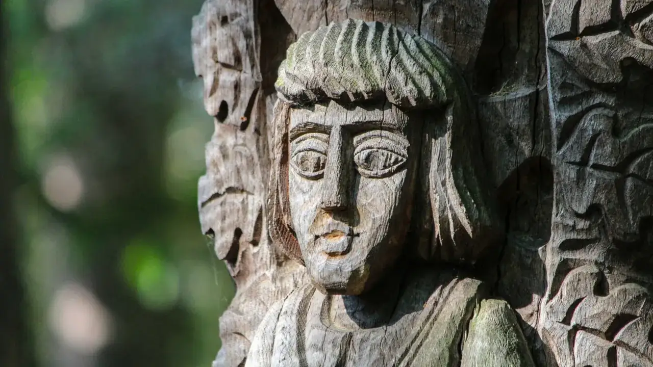 Kuros z Tenei: Tajemnica archaicznego uśmiechu i jego historia