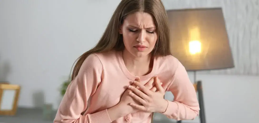 Pieczenie w piersiach - co oznacza i kiedy to groźny objaw?
