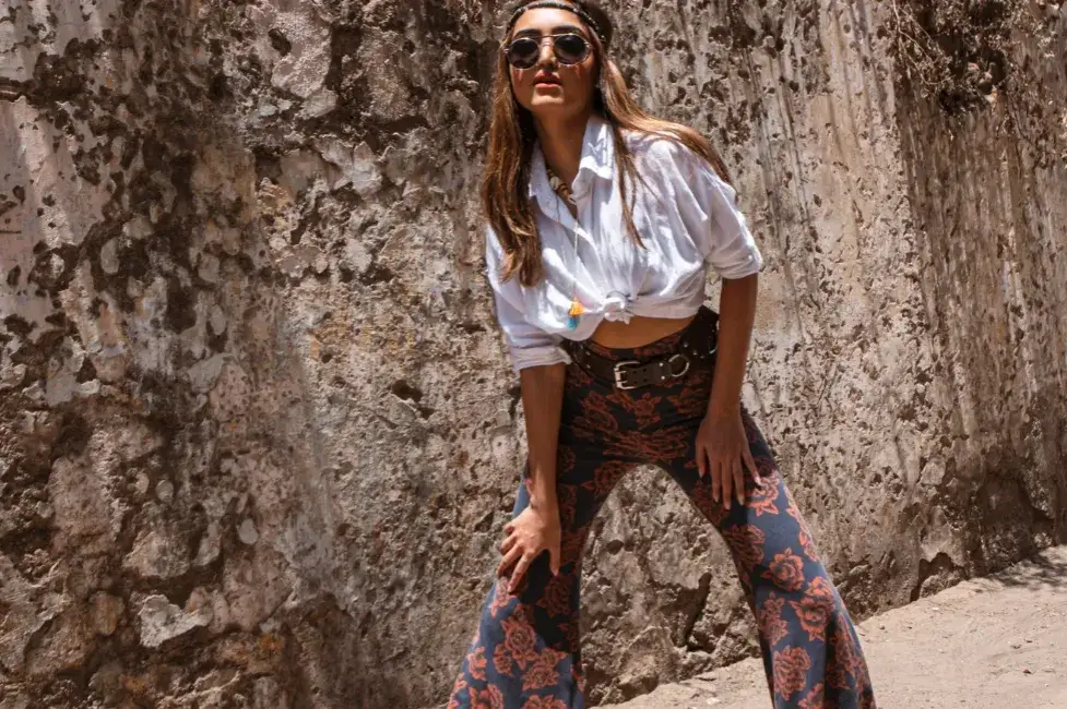 Jaka bluzka do dzwonów? Odkryj sekrety idealnych stylizacji!