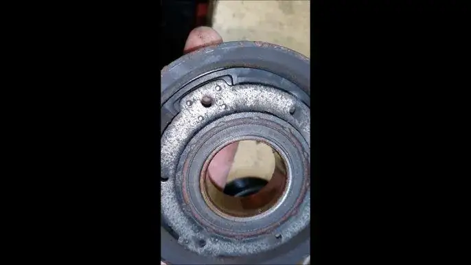 Uszkodzone sprzęgło klimatyzacji objawy – jak je rozpoznać i naprawić