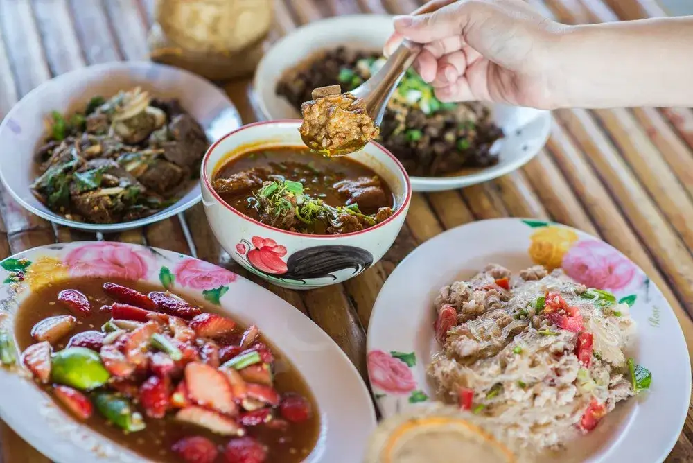 W jakim kraju beka się po jedzeniu? Odkryj zaskakujące zwyczaje!
