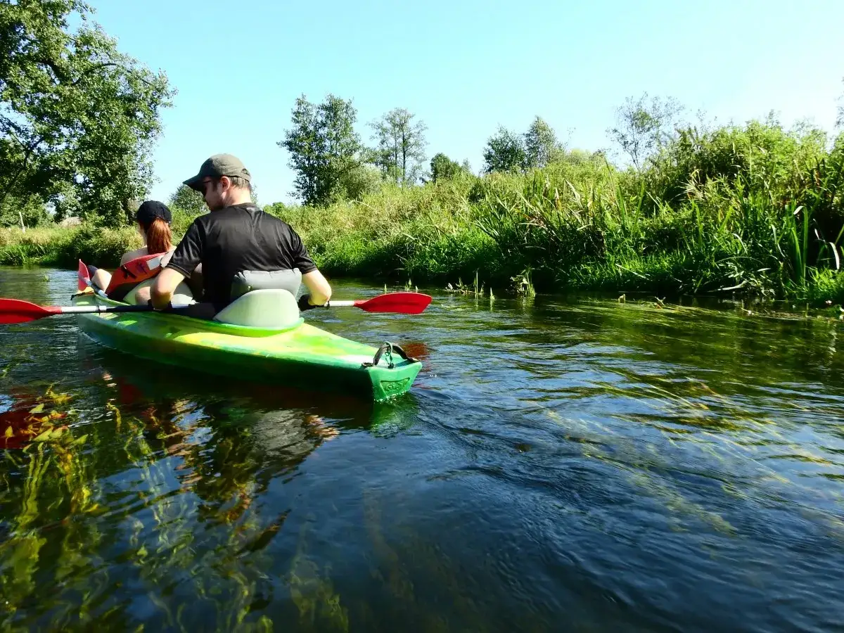 Spływ kajakowy Joniec: Wkra i Twój przewodnik do niezapomnianej przygody