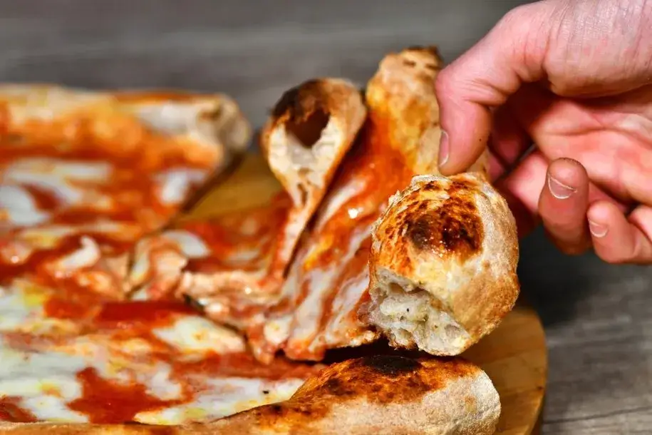 Pizza domowa: Jak upiec idealną? Poznaj sekrety mistrza!