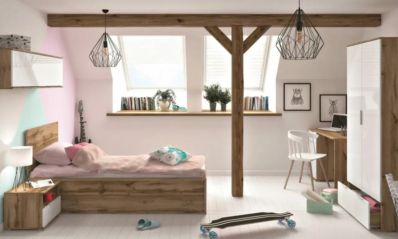Nowoczesny pokój dla dziewczynki na poddaszu z drewnianym łóżkiem, biurkiem i szafą. Wygodna przestrzeń do nauki i odpoczynku.