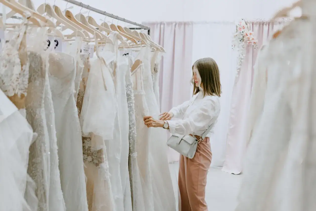 Suknia ślubna na sprzedaż? Odkryj, jak sprzedać ją z zyskiem!