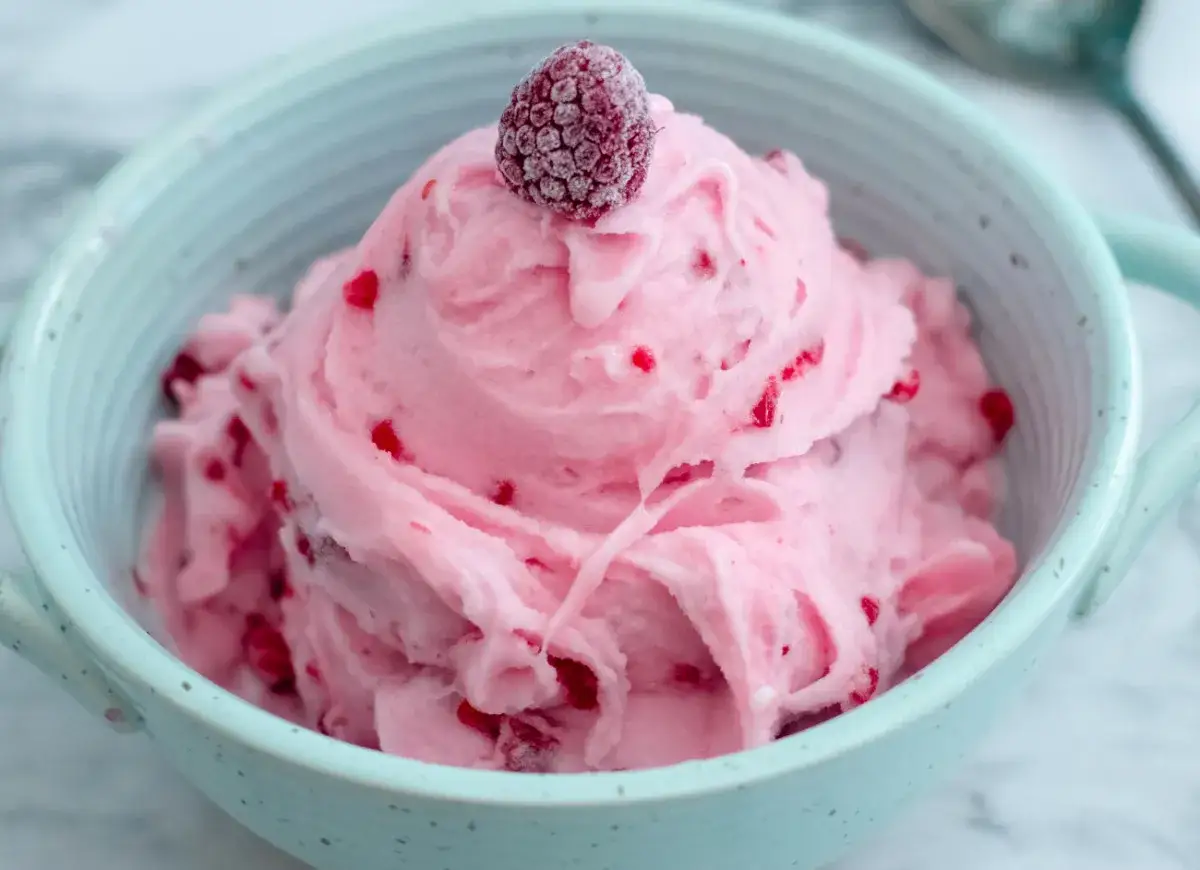 Jak zrobić kremowe lody malinowe? Prosty przepis bez maszynki!