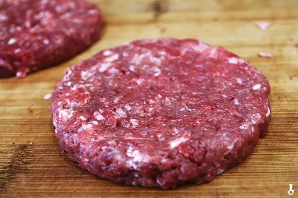 Jak usmażyć soczyste burgery? Uniknij błędów, poznaj sekrety!