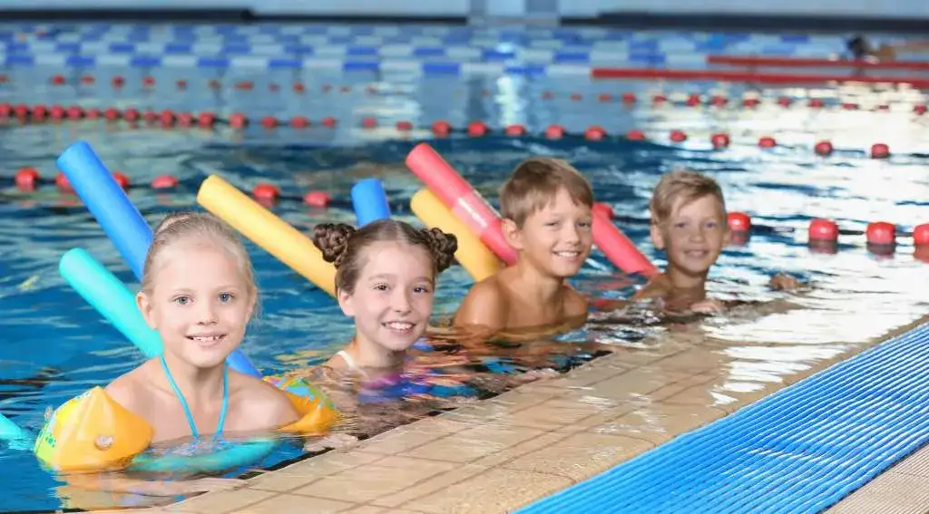 Makaron do pływania: jak wybrać i wykorzystać w nauce i treningu?