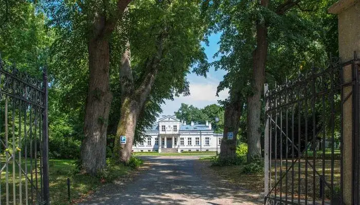 Dworki mazowieckie: piękne miejsca z historią i ofertami na sprzedaż