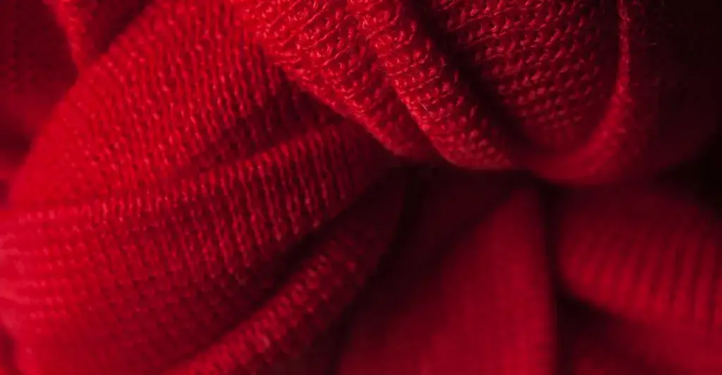 Jak wyprac kaszmirowy sweter, aby uniknąć zniszczenia materiału