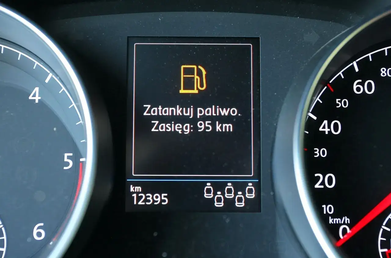 VW Touran: Pojemność baku (60/58L) i rezerwa. Ile przejedziesz?