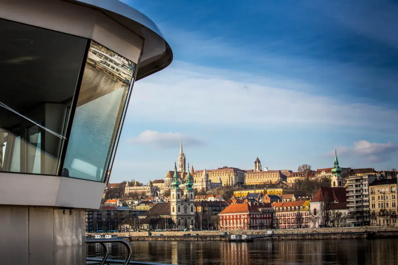 Widok z nowoczesnego statku na panoramę Budapesztu. Rozpoczynamy rejs Dunajem do Morza Czarnego.