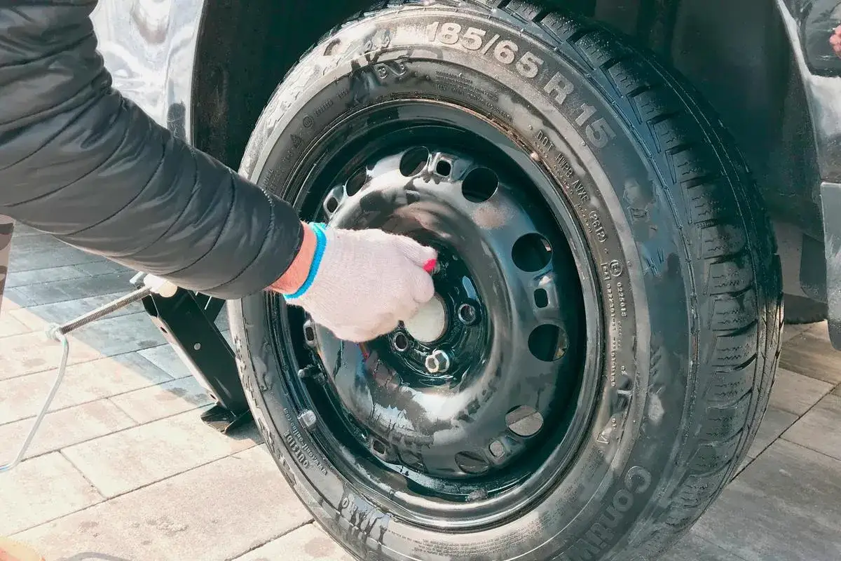 Kiedy zmieniać opony na letnie? Zasada 7°C i przepisy w Polsce