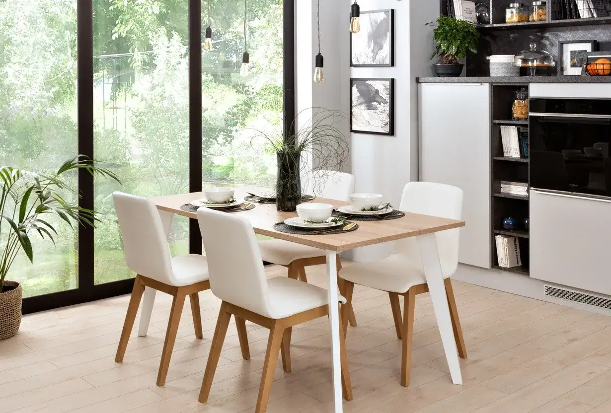 Jak urządzić mały salon ze stołem, by zyskać więcej przestrzeni?