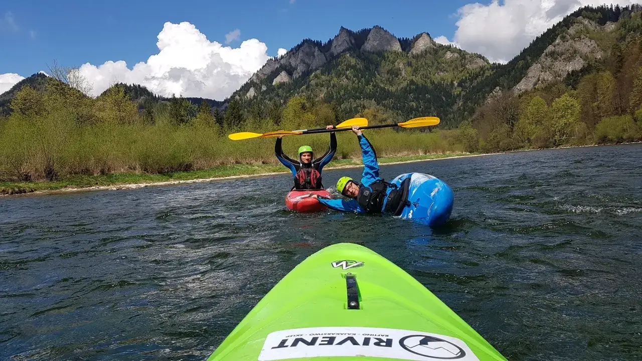 Kurs kajakarstwa górskiego: Jak zacząć i gdzie szkolić się w Polsce?