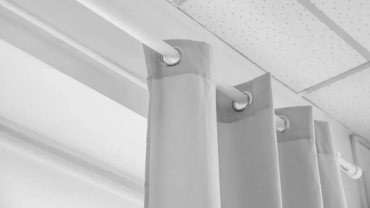 Biały, metalowy karnisz z zasłonami. Dowiedz się, jak pomalować metalowy karnisz, by odświeżyć wnętrze.