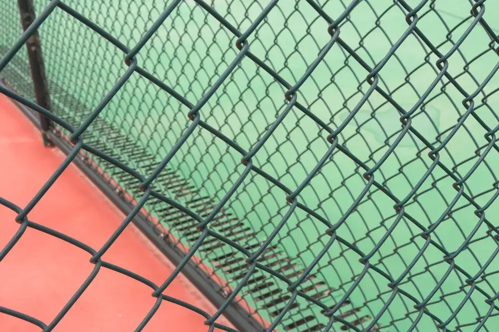 Skuteczne sposoby na zasłonięcie płotu z siatki dla lepszej prywatności