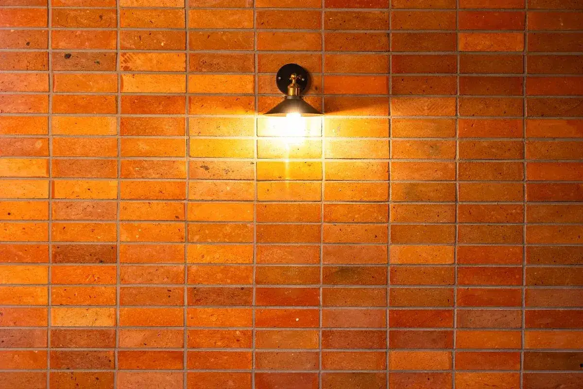 Oświetlenie ściany z cegły: Jak wydobyć jej urok i nastrój?