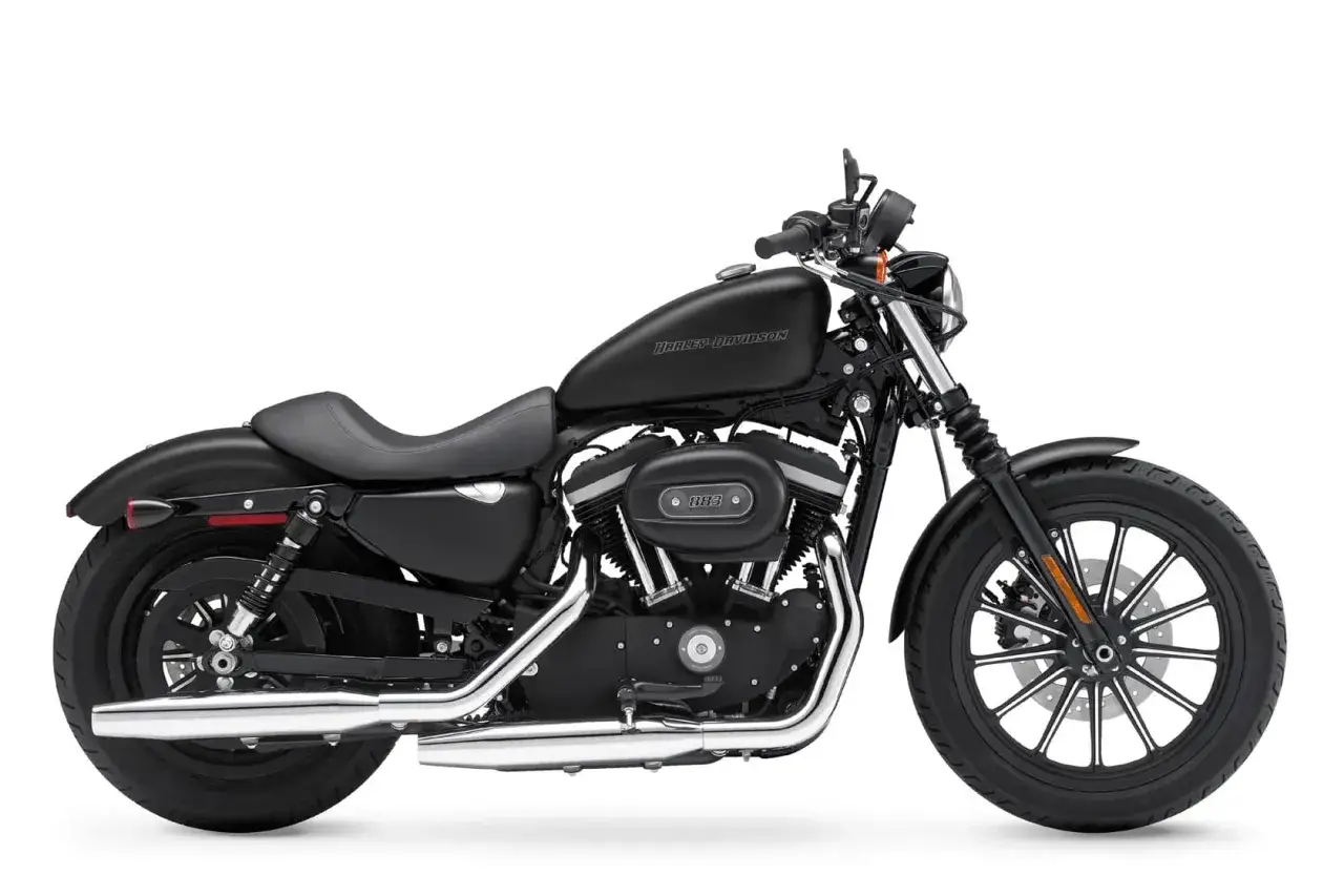 Czarny Harley-Davidson Sportster 883. Zastanawiasz się, jaki chopper jest najmniej awaryjny? Ten model to solidny wybór.
