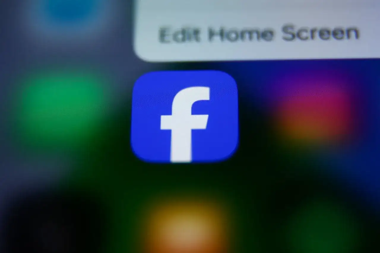 Ikona Facebooka na ekranie telefonu, obok opcji "Edit Home Screen". Gdzie są zaczepki na FB?