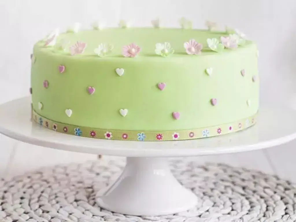 Czy tort z masą cukrową można przechowywać w lodówce bez obaw?