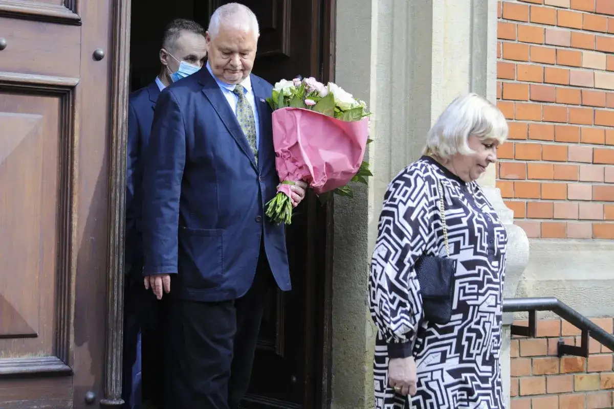 Kim jest żoną Adama Glapińskiego? Historia ich małżeństwa i kontrowersje.