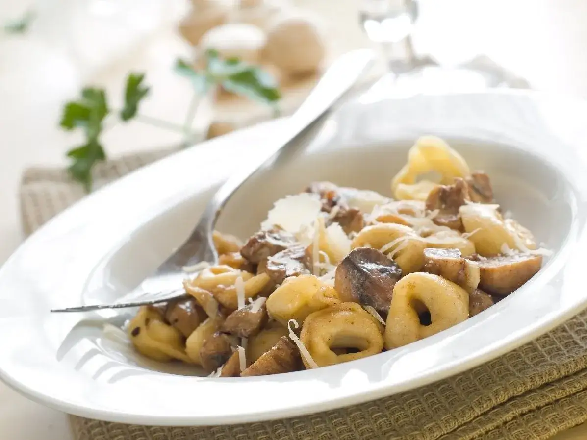 Jakie dodatki do tortellini z grzybami podkreślą ich smak?