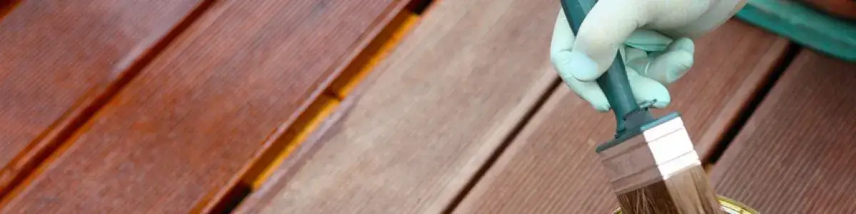 Jakiej firmy olej do tarasu wybrać, aby chronić drewno?