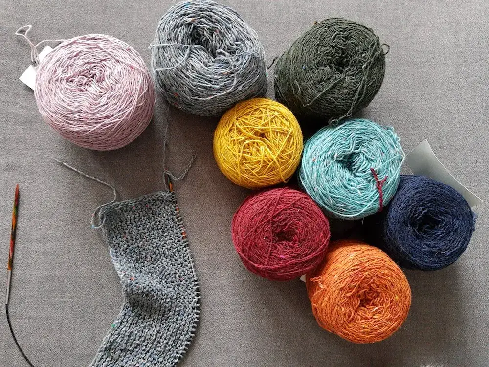 Jak zrobić dwukolorowy szalik na drutach - proste kroki dla każdego