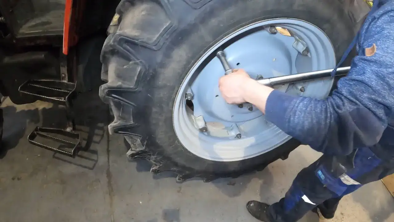 Filtr hydrauliki MF 255: Gdzie jest i jak go wymienić krok po kroku?