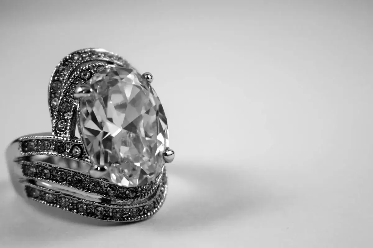 Srebrny pierścionek z dużym, owalnym kamieniem i ozdobnym pasem z cyrkonii.