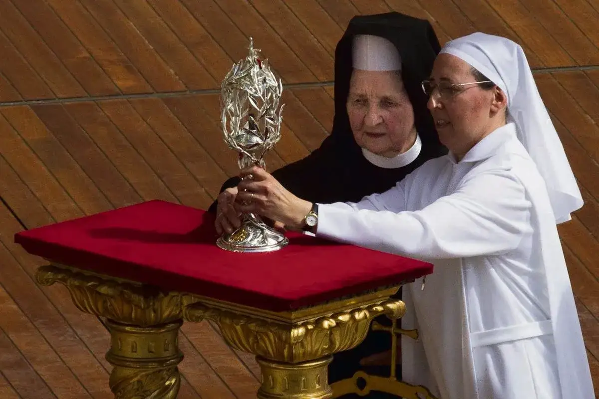 Dlaczego Karol Wojtyła został świętym? Cuda i proces kanonizacji