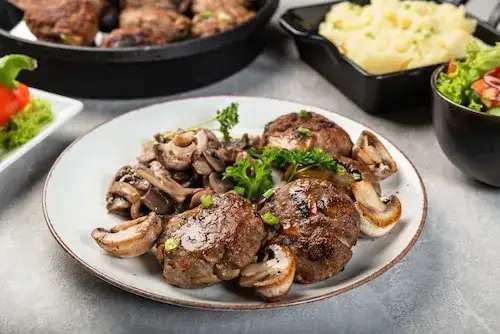 Mięso mielone i pieczarki: Przepisy na obiad, które musisz znać!